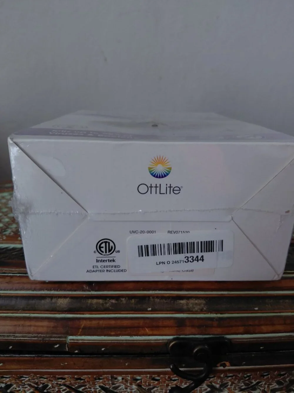NEW, OTTLITE UVC ULTRA VIOLET CLEANING DISINFECTING PHONE CASE.
